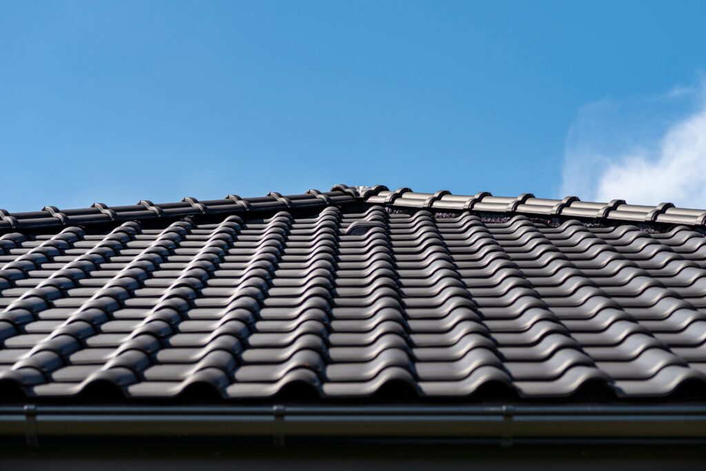 Dach neu beschichten in schwarz